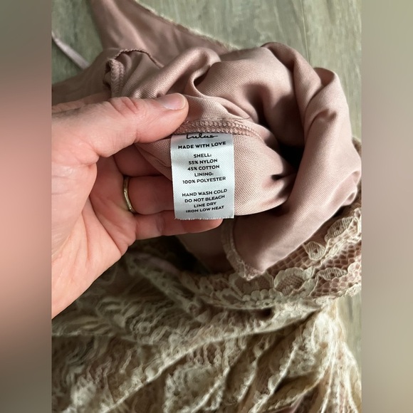 NWT Lulus Women’s Stolen Moments Dusty Pink Lace-Up Lace Maxi Dress - Medium - Picture 7 of 12